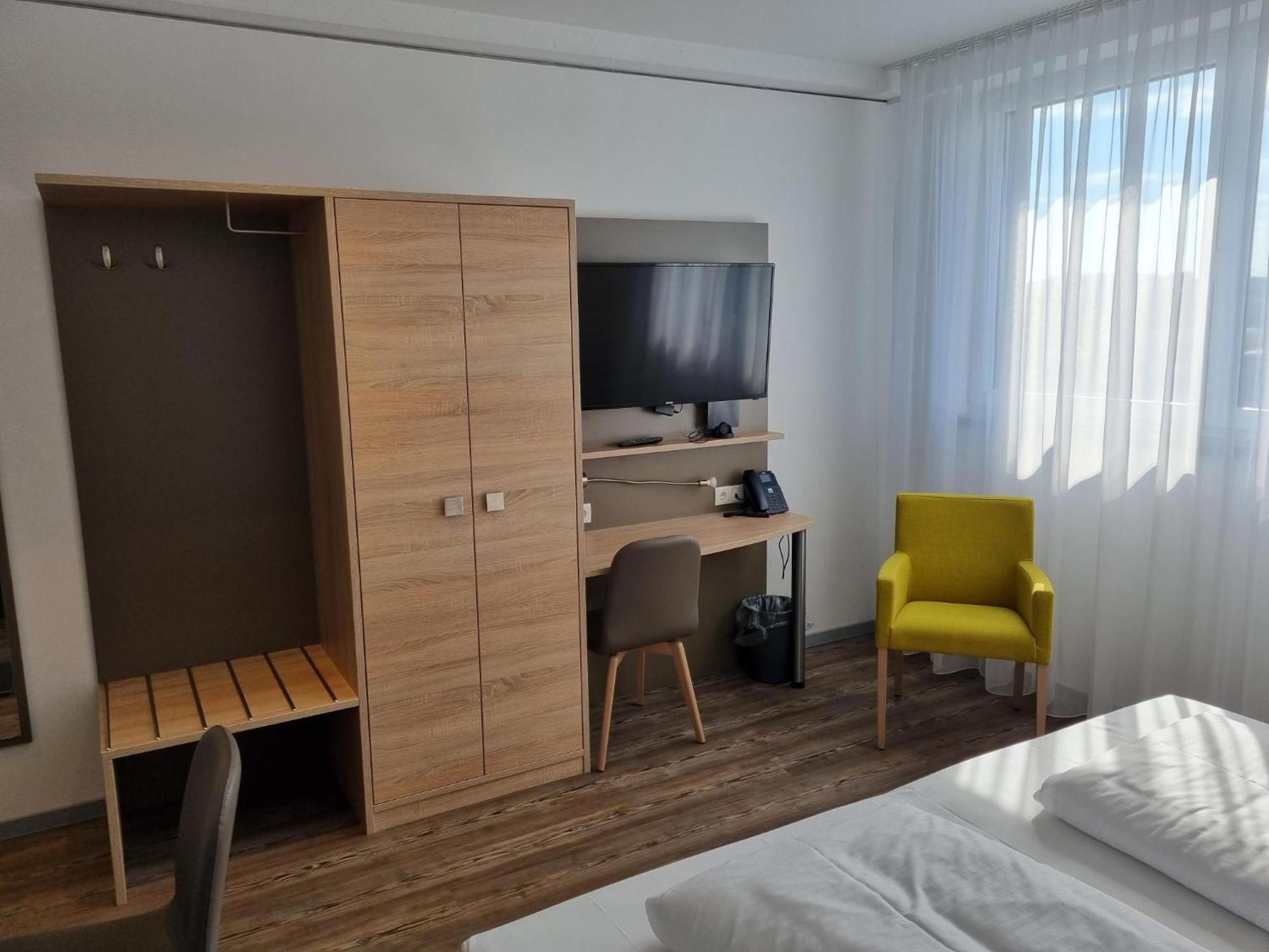 Aparthotel Avangard Living Fitness & Spa ฟอร์คไฮม์ ภายนอก รูปภาพ